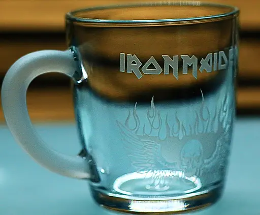 Скляна чашка 350 мл   Iron Maiden з гравіюванням подарунок для фаната хеві металу Айрон Мейден - фото 2