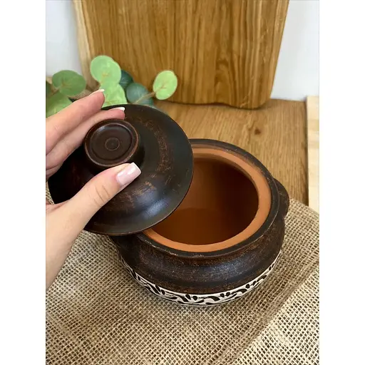 Горшок под жаркое керамический (глиняный) резной Ангоб 600 мл - фото 5