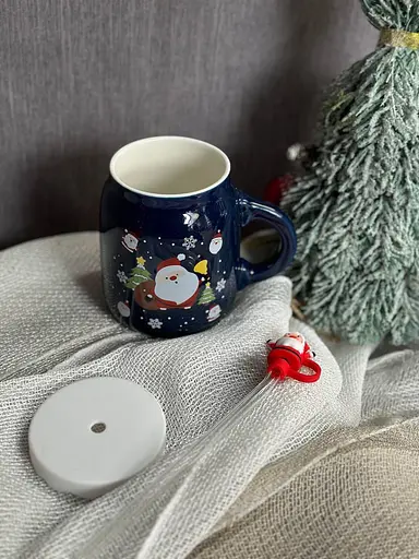 Чашка новогодняя Olens 102-1082 Санта керамика с крышкой и трубочкой 460 мл Синяя - фото 3