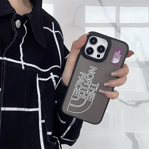 Чехол The North Face для iPhone 13 - черный матовый с принтом логотипа - фото 3