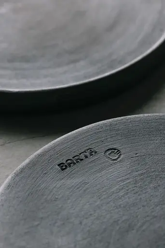 Тарілка Barta з чорнодимленої кераміки 17 см Чорна - фото 4