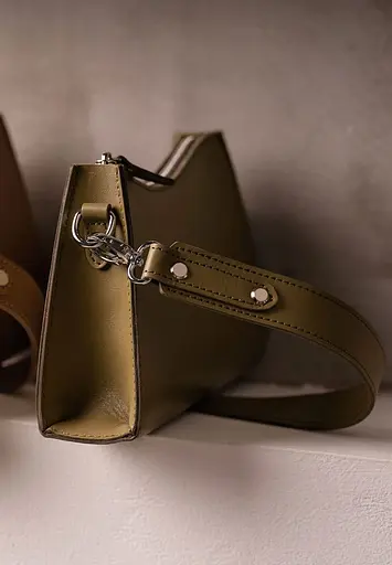 Женская кожаная сумка Sally оливковая - фото 5