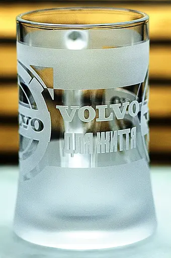 Пивний кухоль Volvo  660 мл з гравіюванням Подарунок автолюбителю  Келих з логотипом авто Вольво та легендарний слоган - фото 3