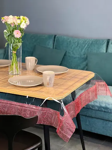 Скатертина силіконова з червоною стразовою стрічкою 370х100 см - фото 9