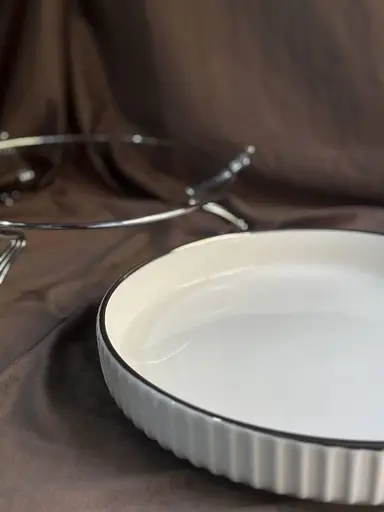 Керамическое блюдо 1574S с рельефом на серебристой подставке 28 см - фото 4