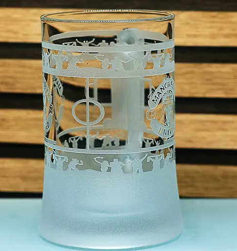 Пивний келих 660 мл ФК Манчестер Юнайтед FC Manchester United з гравіюванням подарунок для фаната   кухоль круговий - фото 4