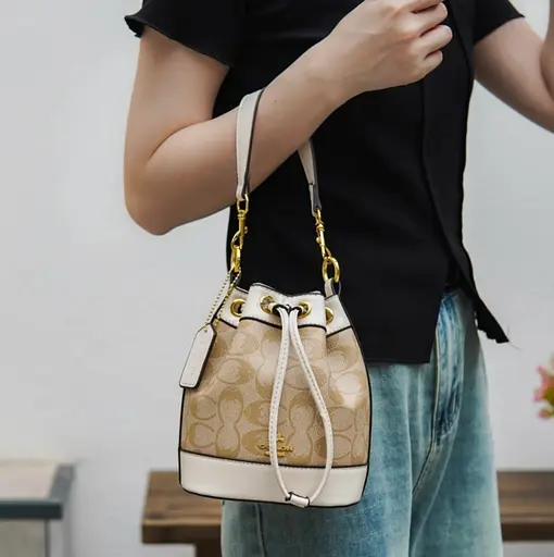 Жіноча сумка із фірмового полотна із підвіскою серце (Бежева) - фото 8