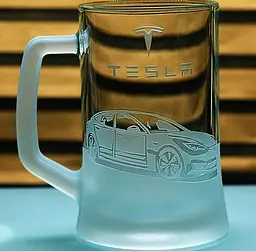 Пивний келих 660 мл з гравіюванням Тесла У Tesla  Y подарунок для автолюбителя кухоль для пива з логотипом