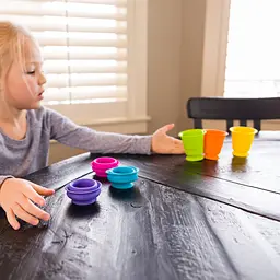 Іграшка Fat Brain Toys Suction Kupz М'які чашки тактильна 6 шт. (F183ML) - мініатюра 6