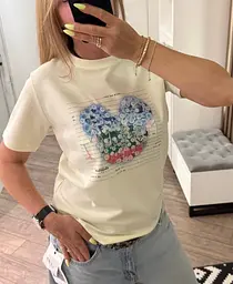 Футболка жіноча з принтом 20779 S-L молочна