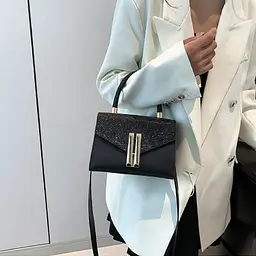 Жіноче кросбоді із золотистою фурнітурою Lilly P2-1701A чорне