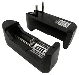 Зарядний пристрій універсальний.BLC-001A18650,3.7V/450mAh вилка в корпусі (8804)
