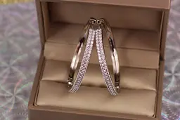 Сережки кільця Хuping Jewelry з камінням ззаду гладкі 4 см сріблясті - мініатюра 2