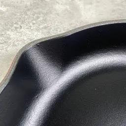 Сковорода універсальна Le Creuset Round Skillet 23 см вишнева 20182230600422 - мініатюра 5