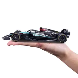 Автомодель з фігуркою – MERCEDES-AMG PETRONAS F1 W15 (2024) (1:24) - мініатюра 8