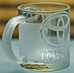 Скляна чашка Toyota Тойота 320 мл з гравіюванням Подарунок автолюбителю кружка для чаю та кави з лого  авто та  легендарний слоган - мініатюра 2
