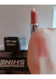 Глянцева губна помада з гіалуроновою кислотою Avon «Супер Зволоження» М'який нюд/Soft Nude - мініатюра 3