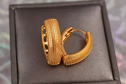 Серьги Xuping Jewelry широкие скобки с краплением 2,6 см золотистые - миниатюра 2