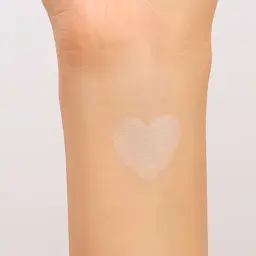 Компактна сяюча пудра Eveline Flower Garden Glowing Powder слонова кістка 8 г - мініатюра 2