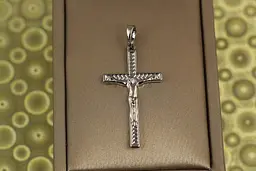 Хрестик Xuping Jewelry тонкий зі розп'яттям в оправі пружина 3,3 см сріблястий