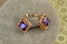 Сережки Xuping Jewelry ромбік з фіолетовим каменем 1,4 см золотисті - мініатюра 2