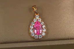 Кулон Xuping Jewelry крапля з рожевим фіанітом у обідку з крупних каменів 1.7 см золотистий