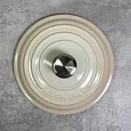 Каструля з кришкою Le Creuset Signature Cast Iron Round Casserole 21177247164430 24 см 4.2 л безе - мініатюра 5