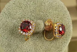 Серьги клипсы Xuping Jewelry Принцесса с красным камнем 11 мм золотистые - миниатюра 2