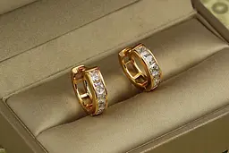 Сережки кільця Хuping Jewelry з дорожкою із квадратних каменів 1,4 см золотисті