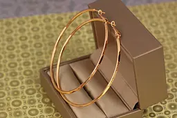 Сережки кільця Хuping Jewelry плоскі з малюнком 6,5 см золотисті
