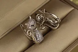 Серьги Xuping Jewelry котики с мелкими фианитами 2 см серебристые - миниатюра 3