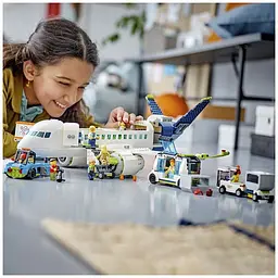 Конструктор LEGO City Пасажирський літакт, 913 деталей (60367) - мініатюра 10