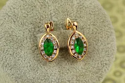Сережки Xuping Jewelry маркіз із зеленим каменем в обідку 1,7 см золотисті