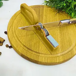 Точилка для кухонних ножів ручна механічна пластикова з точильним каменем, Kitchen Master Жовтий 84894 - мініатюра 7