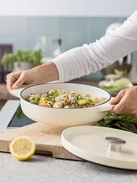 Сотейник чавунний з кришкою KitchenAid 26 см 2,77 л мигдальний крем - мініатюра 5