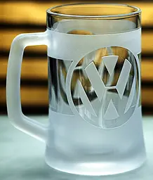 Пивний кухоль Volkswagen Фольксваген 660 мл з гравіюванням Подарунок автолюбителю  Келих з логотипом авто та легендарний слоган - мініатюра 2