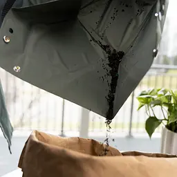 Килимок для садівництва з ручками Fiskars Fold-up Planting Mat 58х58 см (1080776) - мініатюра 3