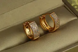 Сережки Xuping Jewelry широкі кільця з камінням 1.4 золотисті - мініатюра 2