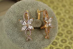 Сережки Xuping Jewelry Бузок з білими каменями 2,8 см золотисті - мініатюра 2