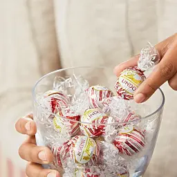 Шоколадні цукерки Lindt Lindor Holiday White Peppermint Truffles 24g - мініатюра 2