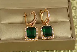 Сережки підвіски Xuping Jewelry авангард з зеленим каменем 3 см золотисті - мініатюра 2