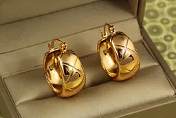 Сережки кільця Хuping Jewelry широкі гравіювання ромб 2,5 см золотисті - мініатюра 2
