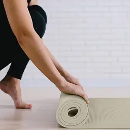 Килимок (мат) для фітнесу та йоги Gymtek NBR 1,5см світло-сірий - мініатюра 4