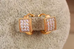 Сережки дитячі Xuping Jewelry квадратики з камінців у окантовці 1.2 см золотисті - мініатюра 2