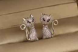 Сережки Xuping Jewelry котики з дрібними фіантітами 2 см сріблясті