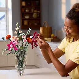 Конструктор LEGO Botanicals Милий рожевий букет квітів 749 деталей (10342) - мініатюра 5