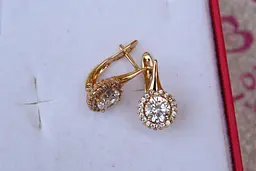Сережки Xuping Jewelry білий камінь в обідку з дрібних фіанітів 1,6 см золотисті - мініатюра 2