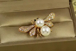 Брошка Xuping Jewelry Жучок з двома перлинами золотиста