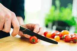 Кухонний ніж Fiskars Edge для томатів та хліба 13 см (1003092) - мініатюра 4