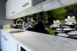 Кухонний фартух Чорне каміння річки вінілова наклейка білі квіти вода Чорний 60х250 см Happy Pocket Z180636